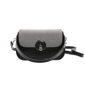 Sac bandoulière minimaliste avec texture contrastée et fermoir rotatif en métal