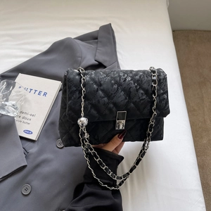 Schicke schwarze Stepptasche mit silberner Kette und Metall-Drehverschluss