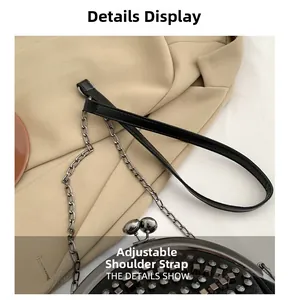 Detail der Nietentasche aus Leder mit verstellbarem Riemen und Vintage-Metallverschluss