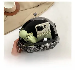 Innenkapazität der schwarzen Tasche mit Nieten, Metallfransen und Details