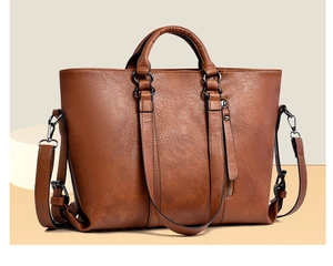Detailansicht der braunen PU-Leder-Einkaufstasche mit Vintage-Textur und vertikaler RV-Tasche