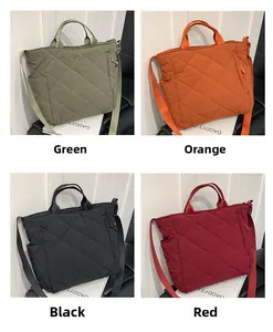 Sacs cabas matelassés en nylon vert, orange, noir et rouge avec poches latérales