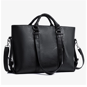 Detailansicht der schwarzen Shopper-Tasche mit Lychee-Struktur und vertikalem Reißverschluss