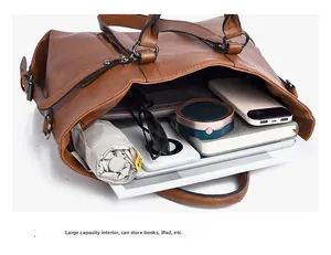 Detail der Innenausstattung der braunen Vintage-Tasche für iPad, Schirm und Zubehör