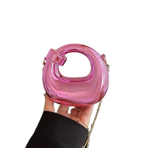 Elegante borsa da sera in acrilico rosa metallizzato con manico ad anello e catena oro