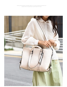 Detail der großen beige Tote Bag mit weichem Leder-Gefühl und dekorativem Reißverschluss