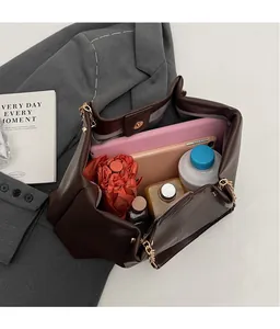Geräumiges Innenfach der braunen Soft-Leder-Tasche mit goldener Kette und viel Platz