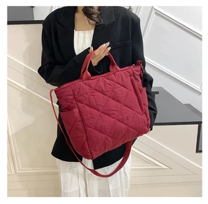 Détail du grand sac cabas matelassé rouge foncé avec motif à losanges et bandoulière