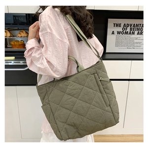 Détail du grand sac cabas matelassé vert armée montrant la texture douce du tissu en nylon