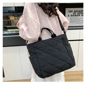 Sac cabas noir matelassé à motif de losanges avec bandoulière réglable en nylon