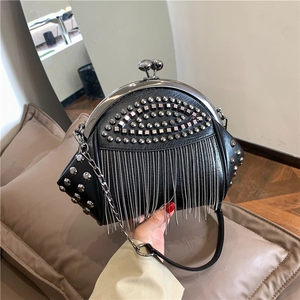 Vintage Punk Nieten Schultertasche PU Leder Metallkette Quaste Kussverschluss Umhängetasche Stilvolles Retro Accessoire