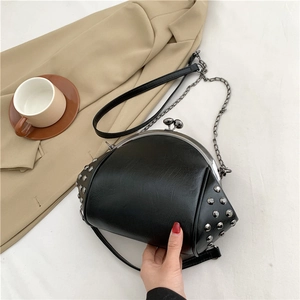 Retro schwarze Ärztetasche mit silbernen Nieten und Kettenriemen auf einem Blazer