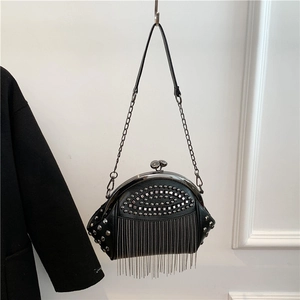Schwarze Retro-Muscheltasche mit silbernen Nieten und Metallfransen mit einem Kettenriemen