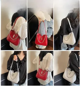 Detailsicht der Krokodilmuster-Schultertasche mit Metallkette und Drehverschluss