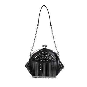 Punk-Stil schwarze Leder Muscheltasche mit Silbernieten und Metallketten Quasten