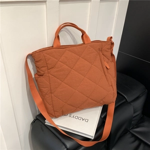 Sac fourre-tout matelassé orange brûlé avec coutures losanges et bandoulière réglable