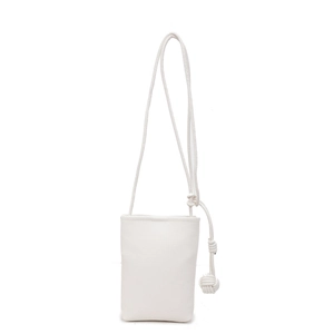 Mini borsa a secchiello bianca minimalista in pelle martellata con tracolla a nodi