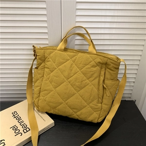 Sac fourre-tout matelassé jaune avec motif en losanges, doubles anses et bandoulière