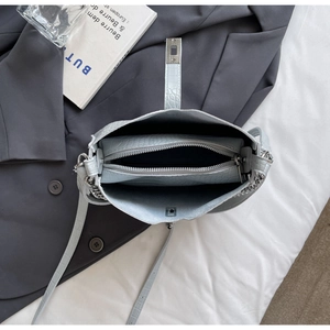 Draufsicht der hellblauen Kroko-Handtasche mit geräumigem Fach und passender Innentasche