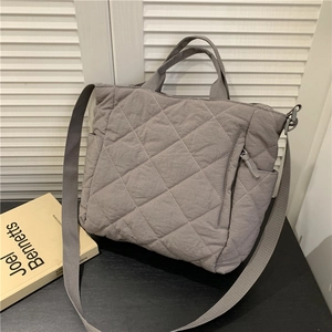 Sac fourre-tout gris matelassé avec coutures en losange et bandoulière réglable