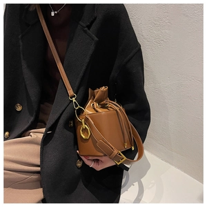 Sac seau vintage en cuir marron avec cordon de serrage et anneaux hexagonaux dorés