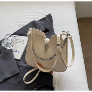 Schicke beige Umhängetasche mit Krokodilmuster, Silberkette und Metallverschluss