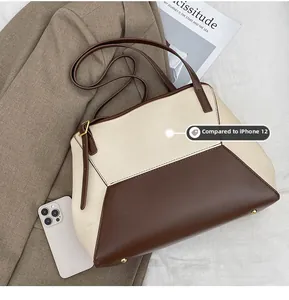 Sac fourre-tout bicolore avec comparaison de taille iPhone 12 montrant la capacité