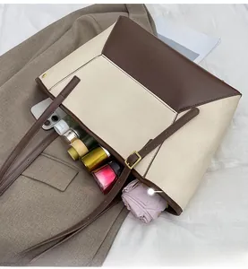 Vue détaillée du haut d'un sac cabas montrant l'intérieur spacieux avec des objets personnels