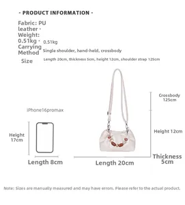 Detaillierte Größenangaben der weißen Plissee-Handtasche mit Marmor-Perlengriff
