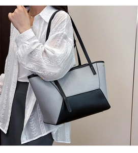 Détails du cabas bicolore en tissu avec bandoulière et clous de protection en métal