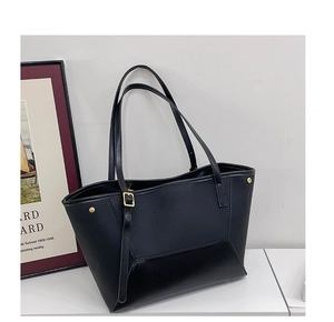 Détail du sac cabas minimaliste avec coutures contrastées et boucle dorée ajustable
