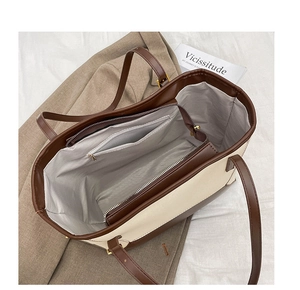 Vue de dessus de l'intérieur du grand sac cabas avec poche zippée et compartiment spacieux