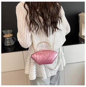 Borsa a mano in acrilico rosa a forma di conchiglia con manico dorato e tracolla sottile