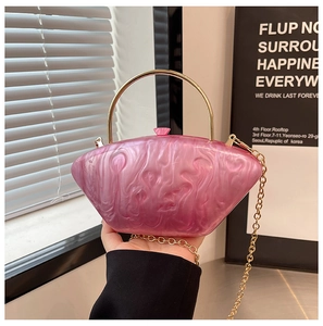 Borsa da sera in acrilico rosa marmorizzato con taglio geometrico e manico d'oro