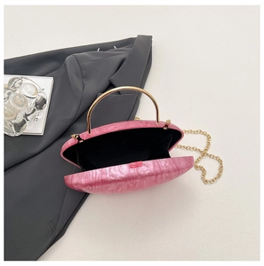 Pochette in acrilico marmorizzato rosa con manico in metallo dorato e catena