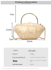 Dettaglio pochette in acrilico marmorizzato crema con manico ad anello dorato e catena