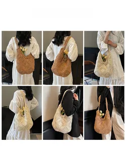 Detailansichten der handgestrickten Hobo-Tasche mit geometrischen Lochmustern in Naturtönen