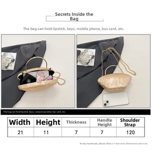 Tabella taglie con dimensioni 21x11x7cm per questa pochette chic con trama a marmo