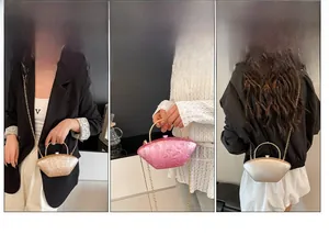 Dettaglio borsa da sera in acrilico che mostra diversi modi di portarla e manico oro
