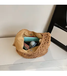 Geräumiger Innenraum der khakifarbenen Häkeltasche mit Futter und Magnetverschluss