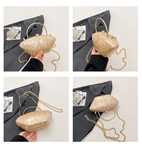 Dettagli della borsa da sera in acrilico marmorizzato beige con manico ad anello oro