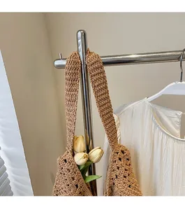 Detail des handgewebten Lochmusters der braunen Häkel-Einkaufstasche mit breitem Gurt