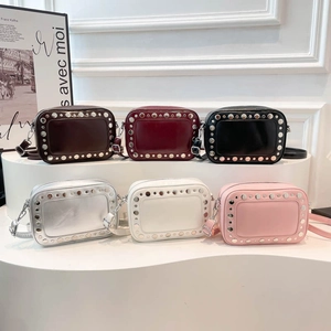 Modieuze ronde crossbodytassen met klinknagels in diverse kleuren en verstelbare riem