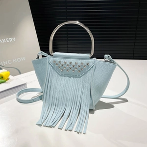 Borsa azzurra con motivo litchi, manico ad anello d'argento e lunghe nappe moda