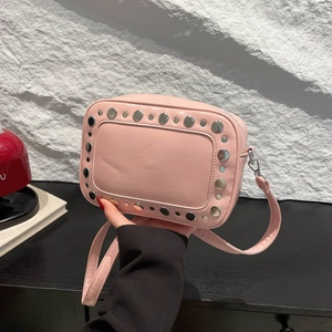 Borsa a tracolla rettangolare vintage rosa con borchie argentate e tracolla sottile