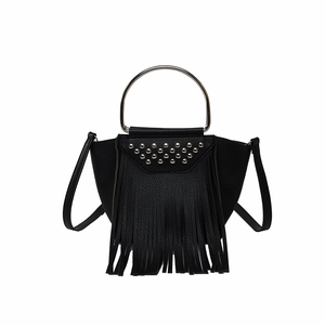 Borsa a mano nera in pelle con borchie, nappe e grandi manici circolari in metallo