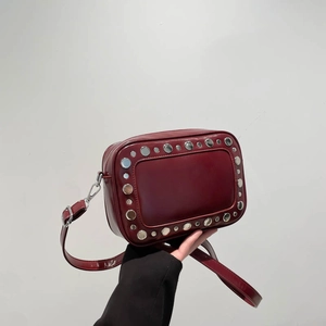 Borsa a tracolla bordeaux vintage con borchie argentate e tracolla regolabile