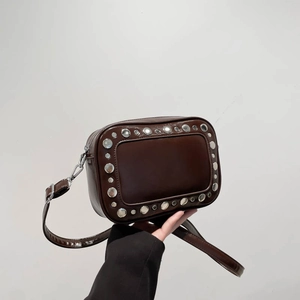 Borsa a tracolla retrò marrone scuro in similpelle con borchie argentate e tracolla regolabile
