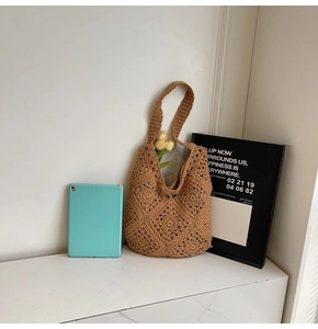 Nahaufnahme der Häkel-Schultertasche in Khaki mit geometrischem Lochmuster-Detail