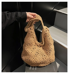 Detail der beige handgewebten Häkeltasche mit feiner Textur und Hohlmuster-Design